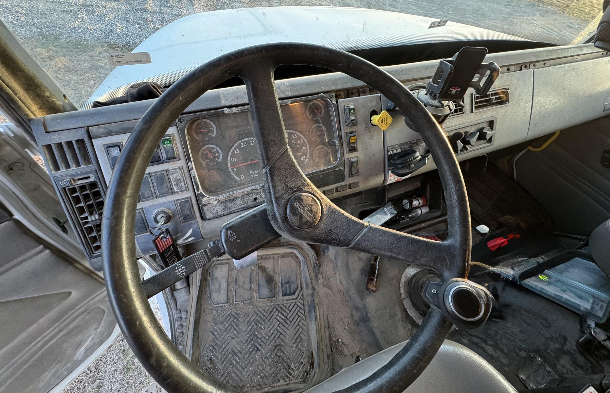 2004 FREIGHTLINER FL112 - Image 24