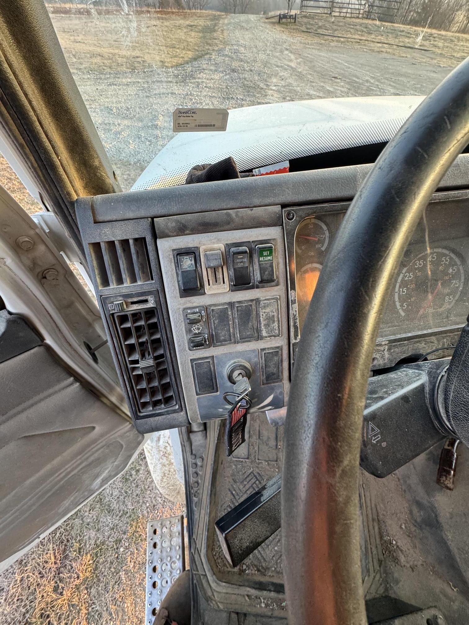 2004 FREIGHTLINER FL112 - Image 25