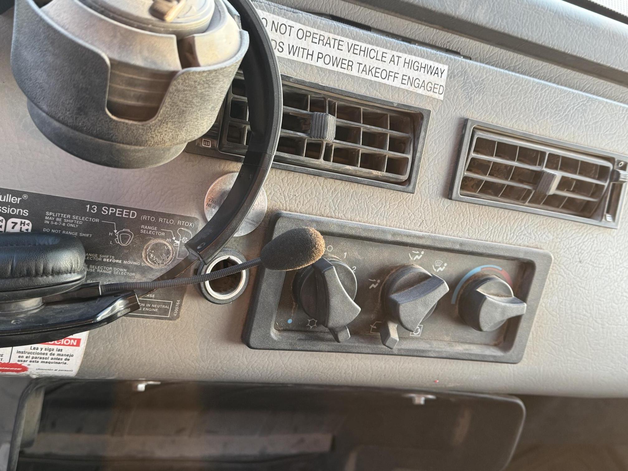 2004 FREIGHTLINER FL112 - Image 28