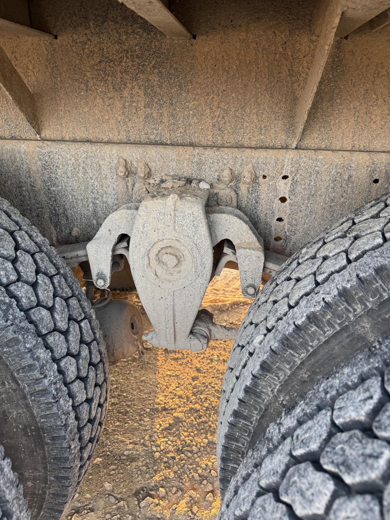 2004 FREIGHTLINER FL112 - Image 31