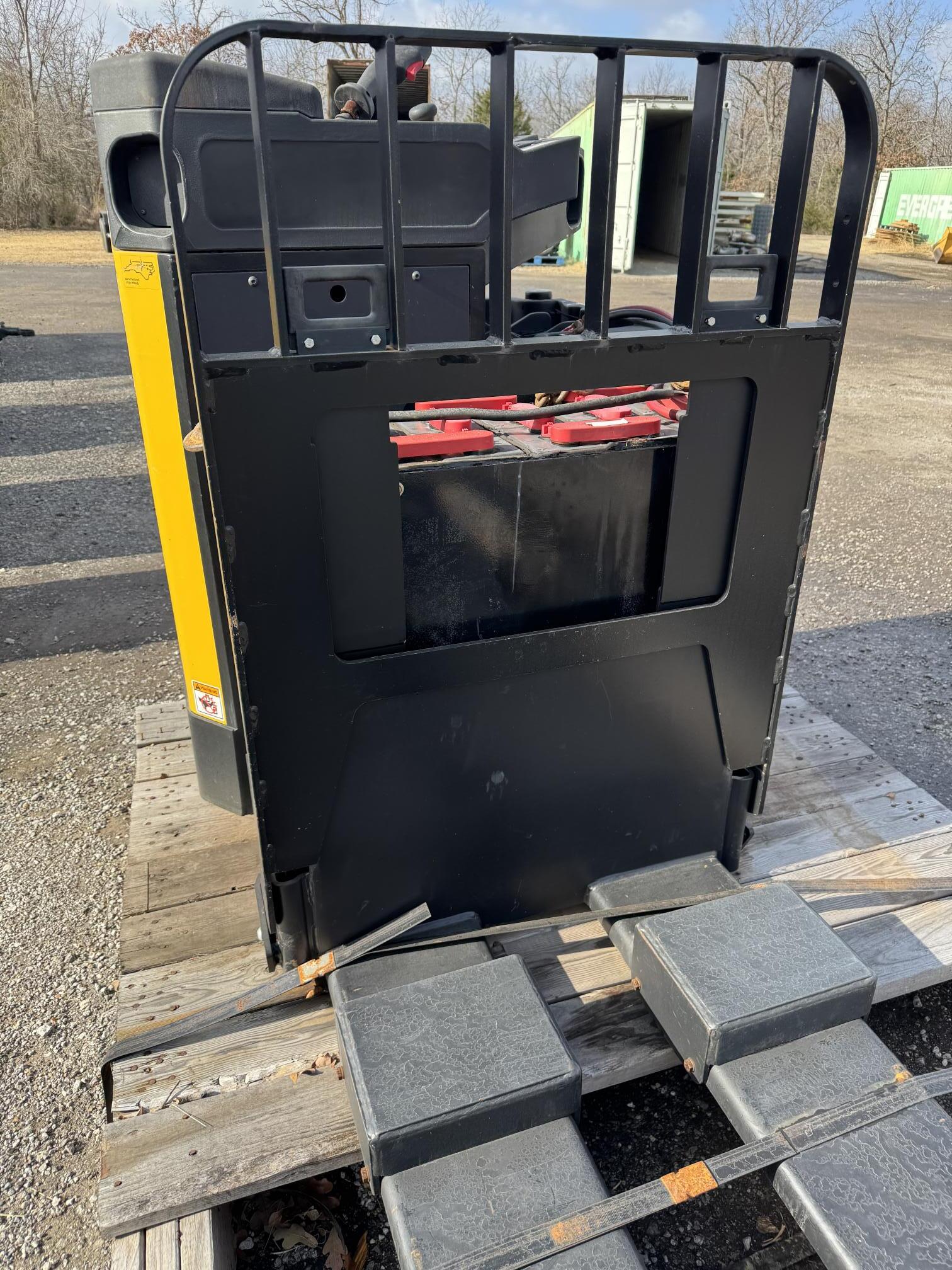 2016 YALE Lift Truck Model - view 13 of 19