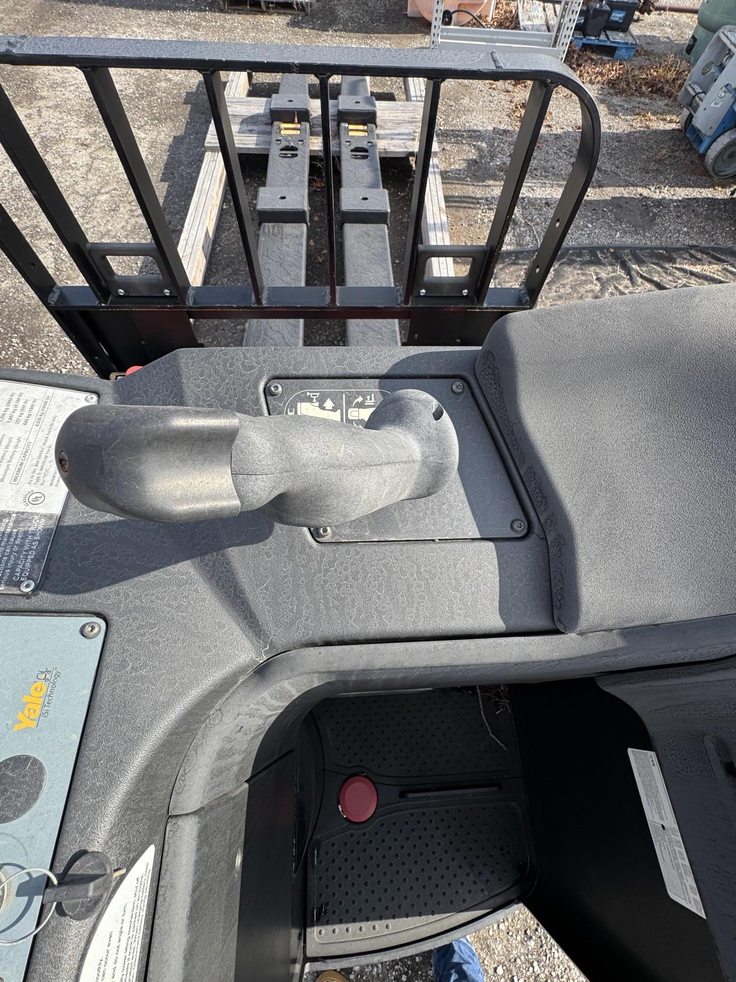 2016 YALE Lift Truck Model - Image 5