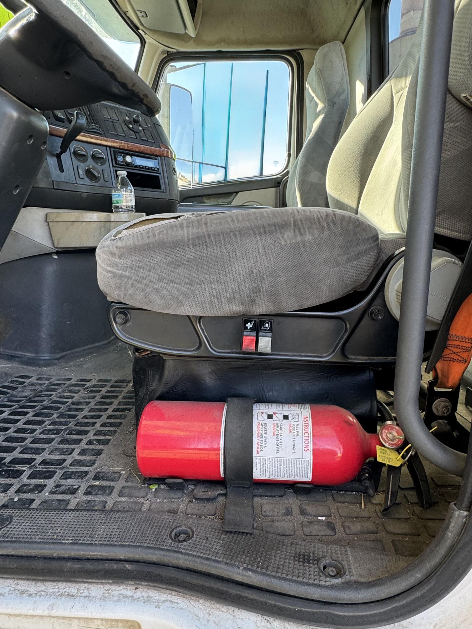 2007 VOLVO VNL42T - Image 11