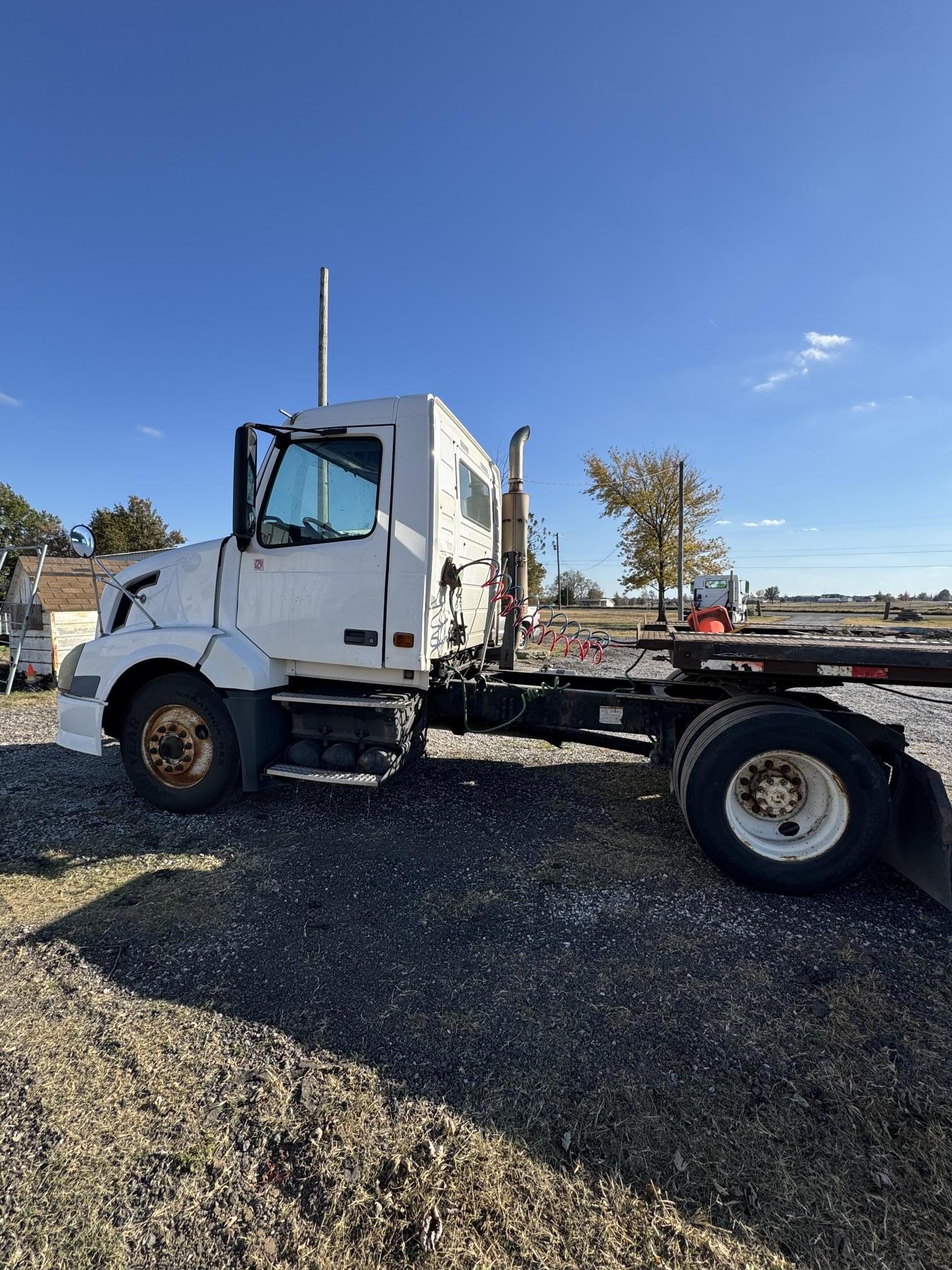 2006 VOLVO VNL42T - Image 7