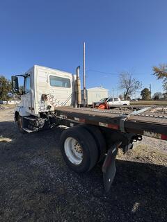 2006 VOLVO VNL42T - Image 8