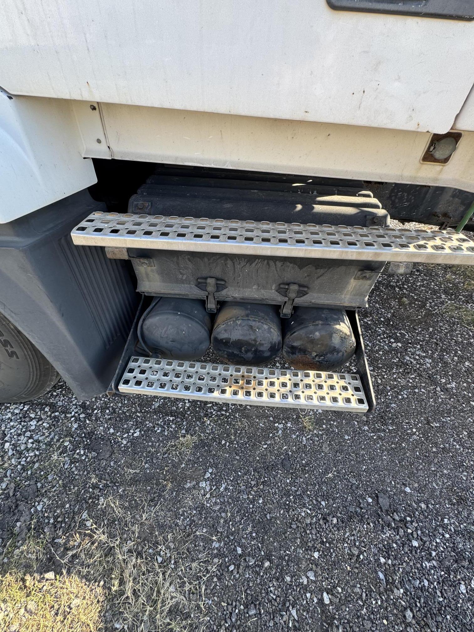 2006 VOLVO VNL42T - Image 12