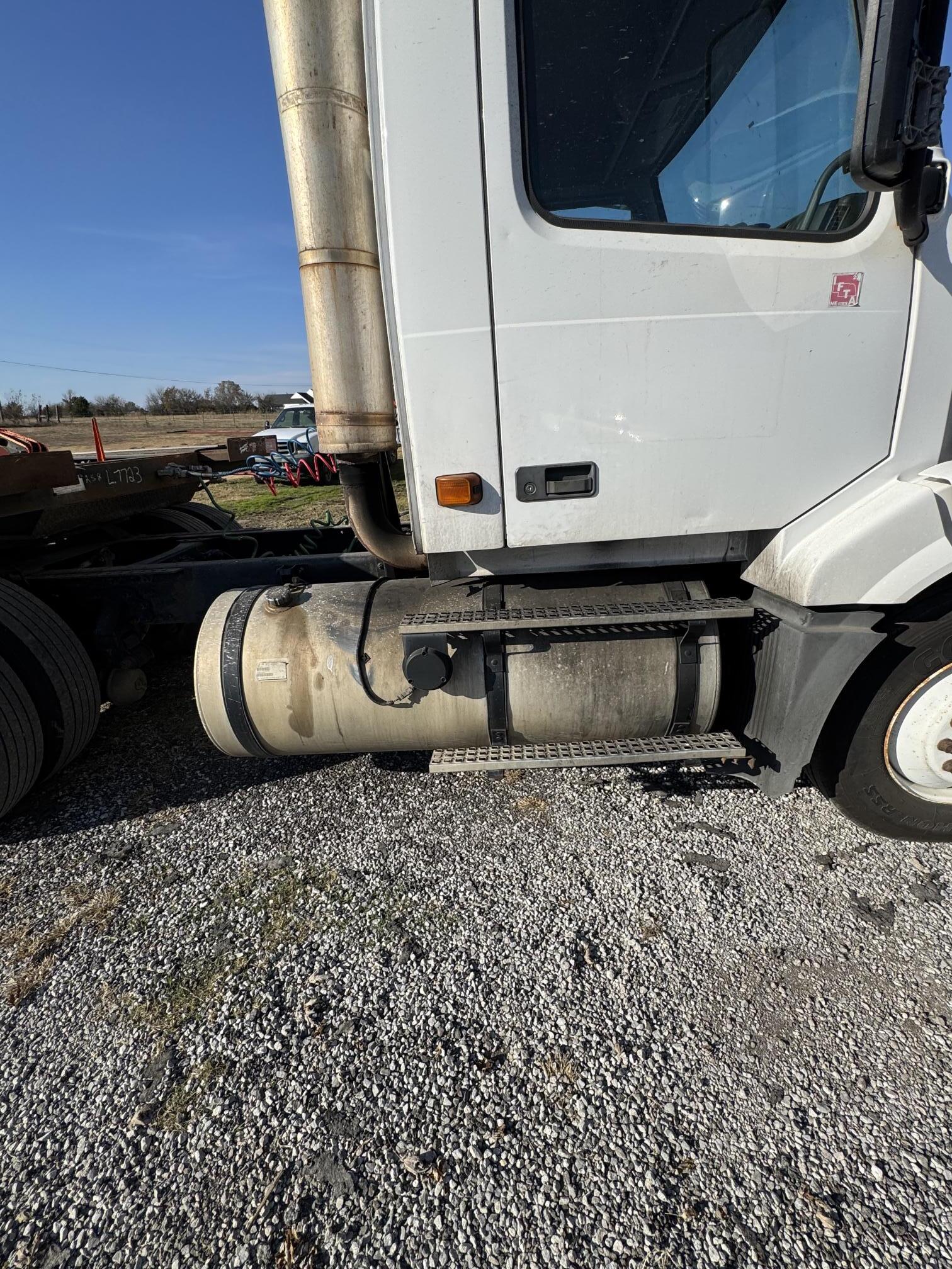 2006 VOLVO VNL42T - Image 13