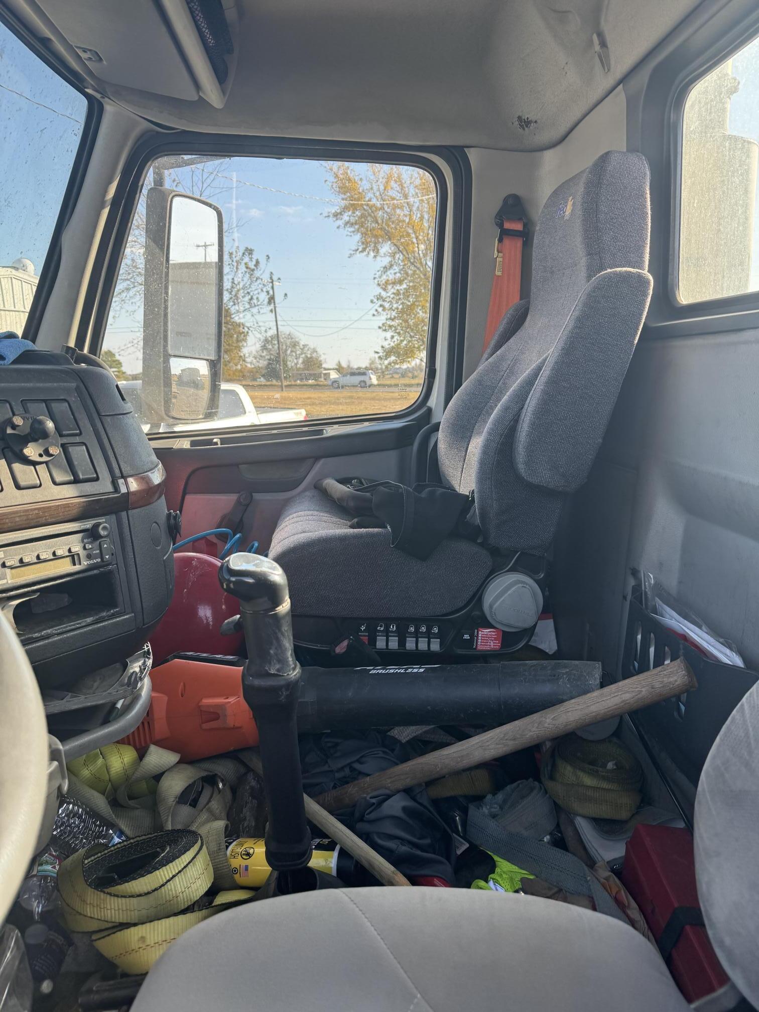 2006 VOLVO VNL42T - Image 18