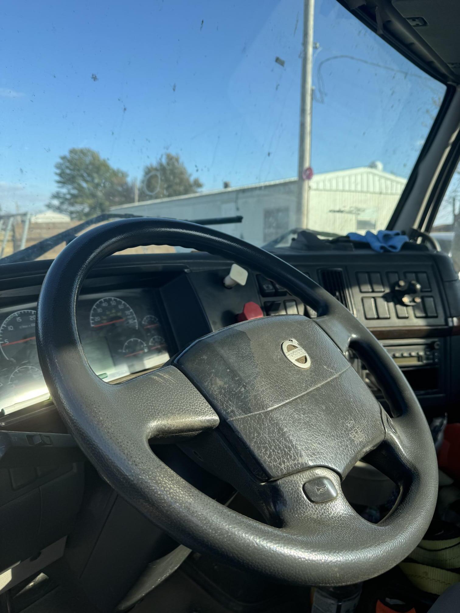 2006 VOLVO VNL42T - Image 14