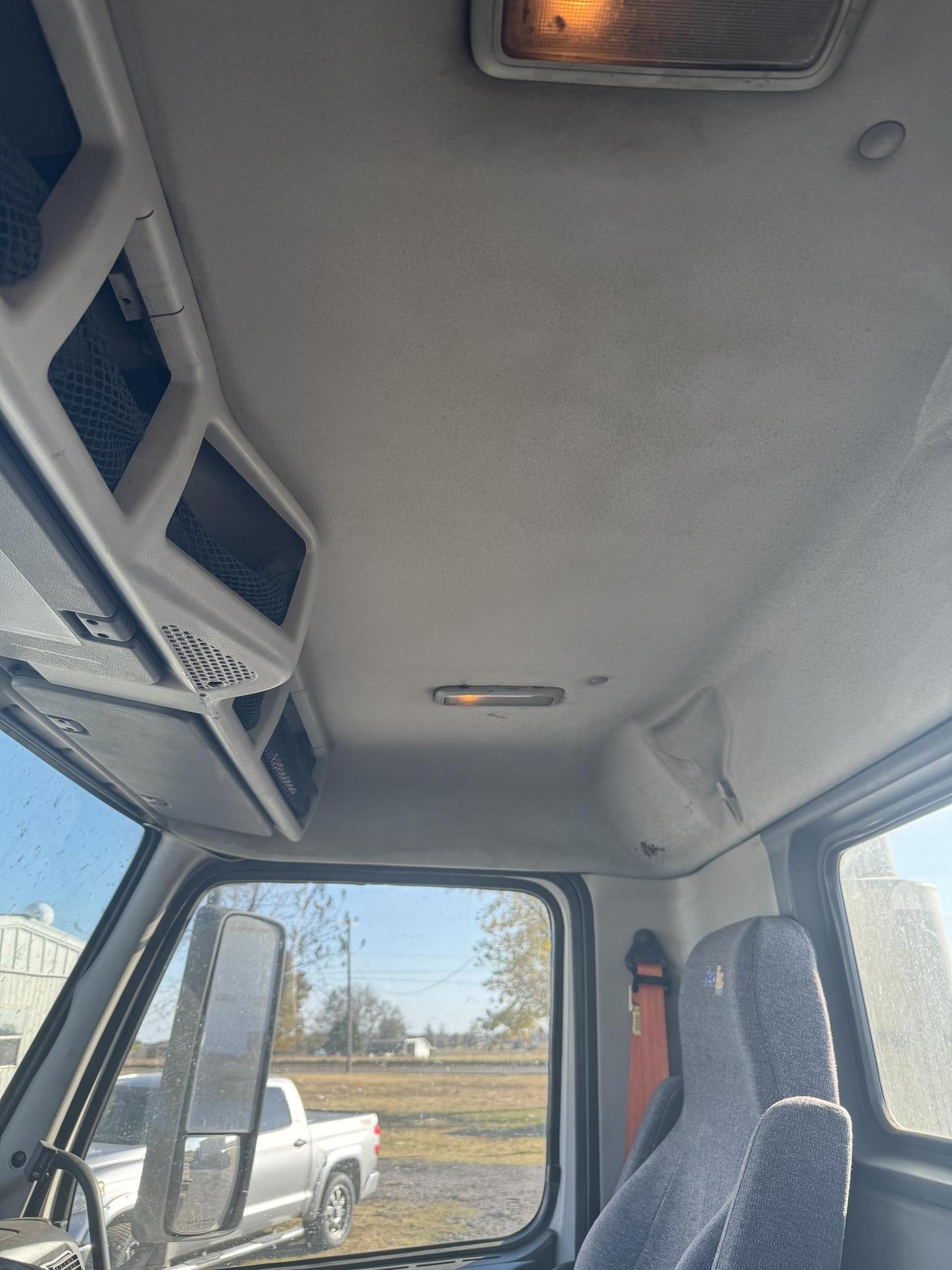 2006 VOLVO VNL42T - Image 19