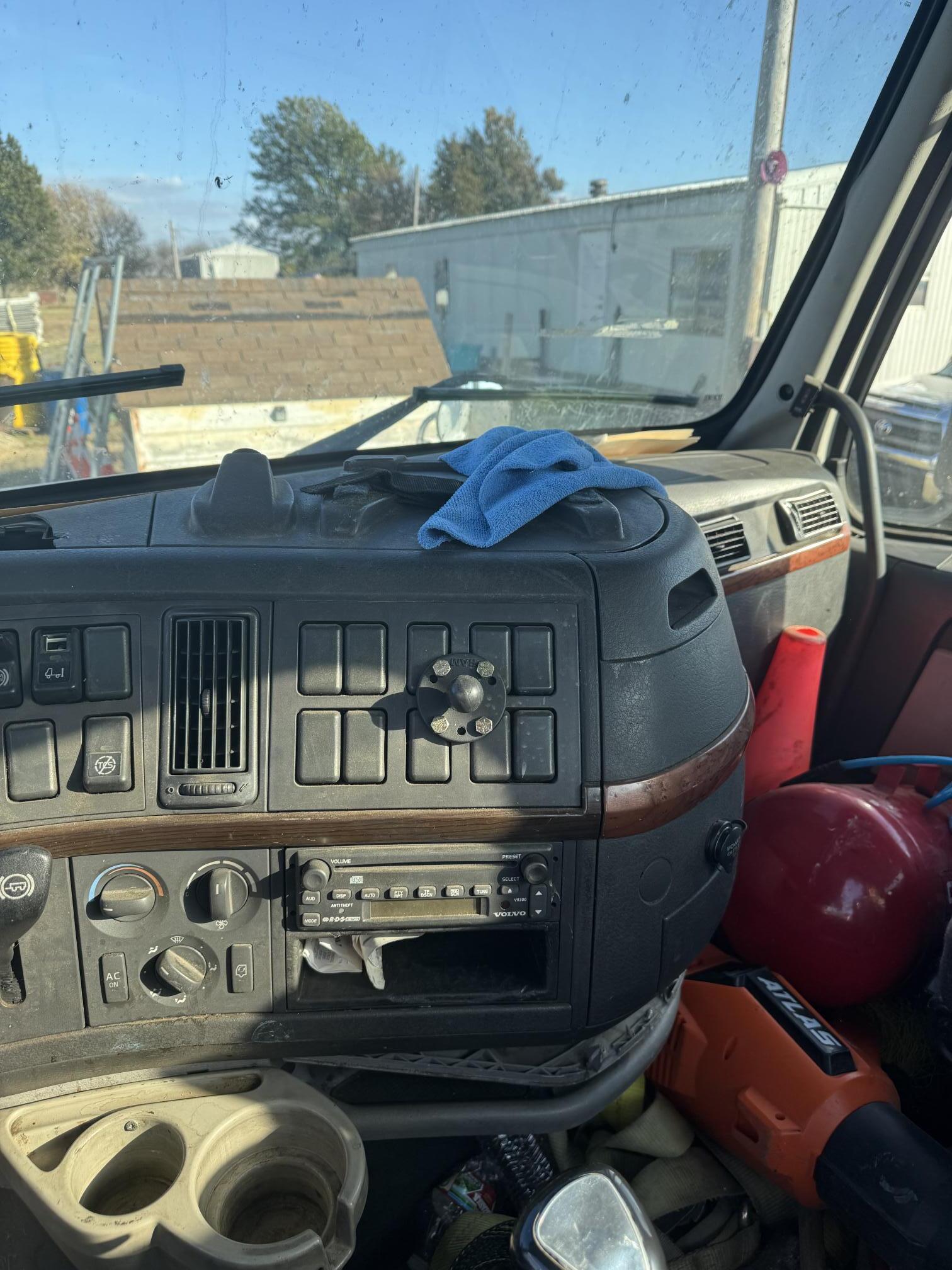 2006 VOLVO VNL42T - Image 17