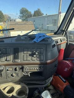 2006 VOLVO VNL42T - Image 17