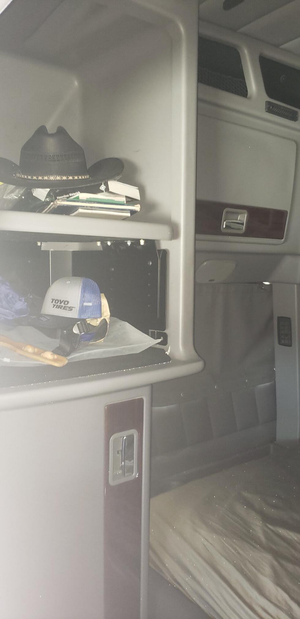 2024 PETERBILT 389 - Image 19