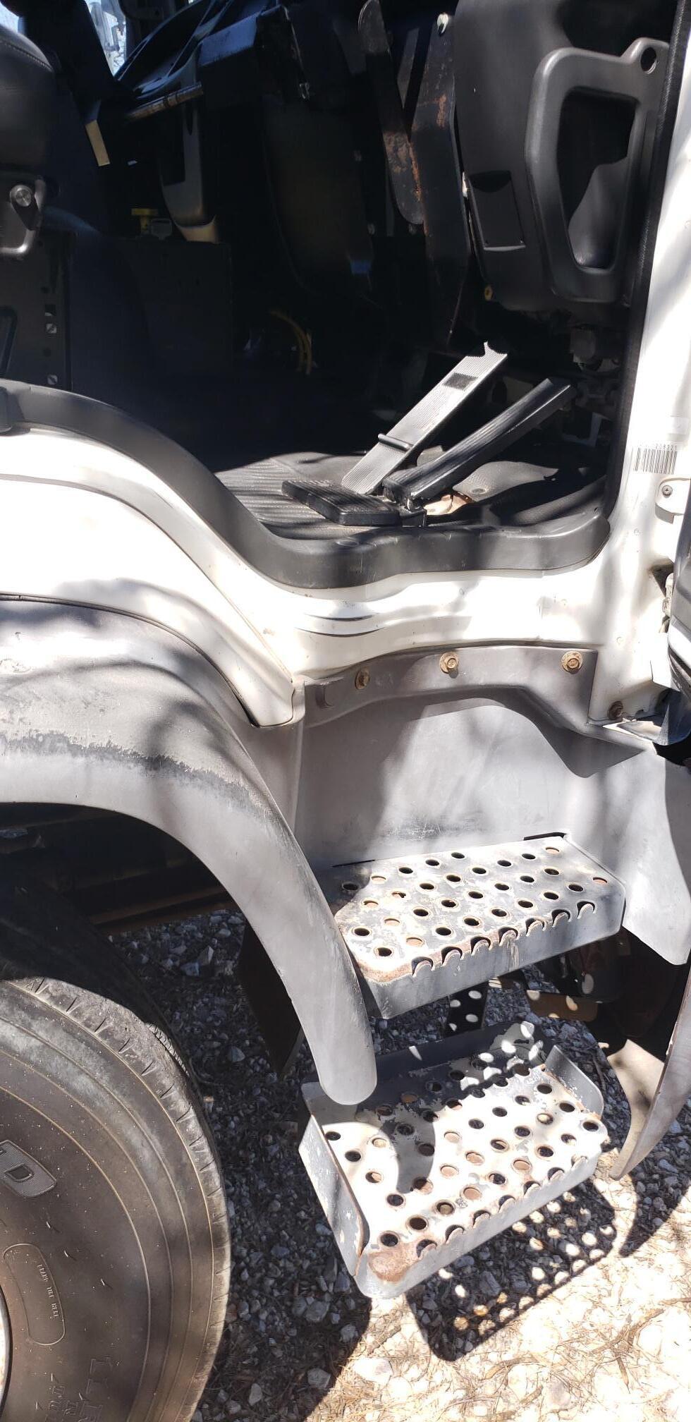 1999 GMC T7500 - Image 23