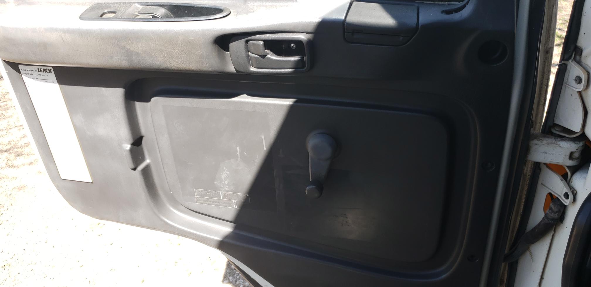 1999 GMC T7500 - Image 24