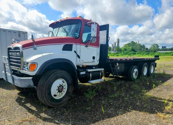 2005 MACK  Granite CV713