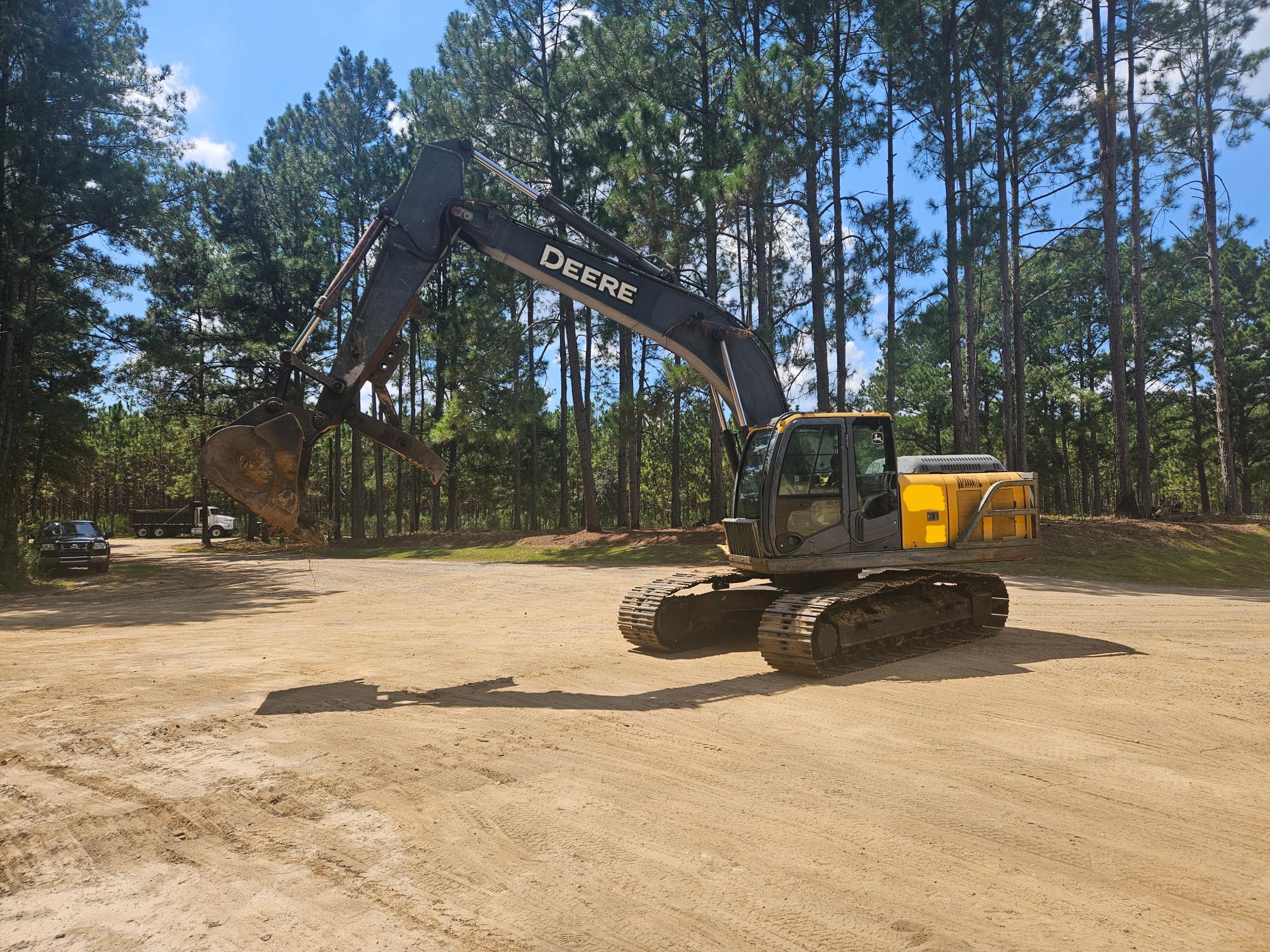 2010 DEERE 200D - Image 17