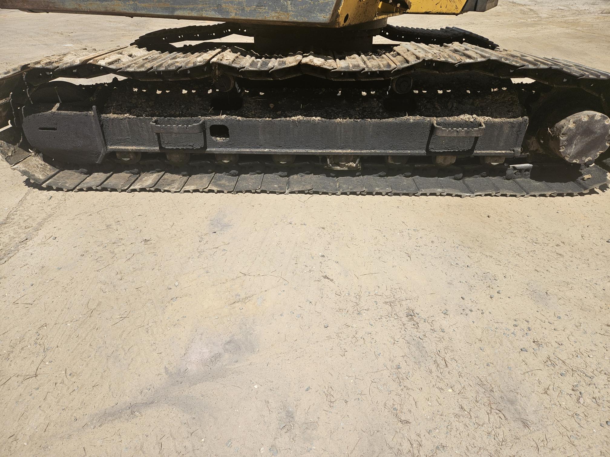 2010 DEERE 200D - Image 13