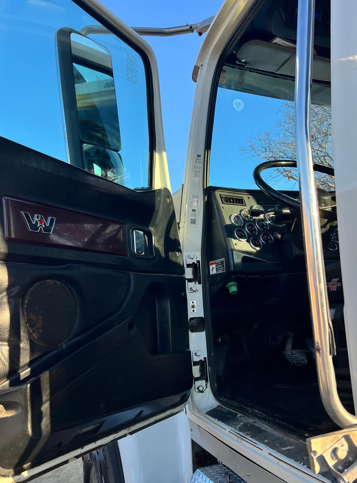 2019 WESTERN STAR W4900 - Image 22