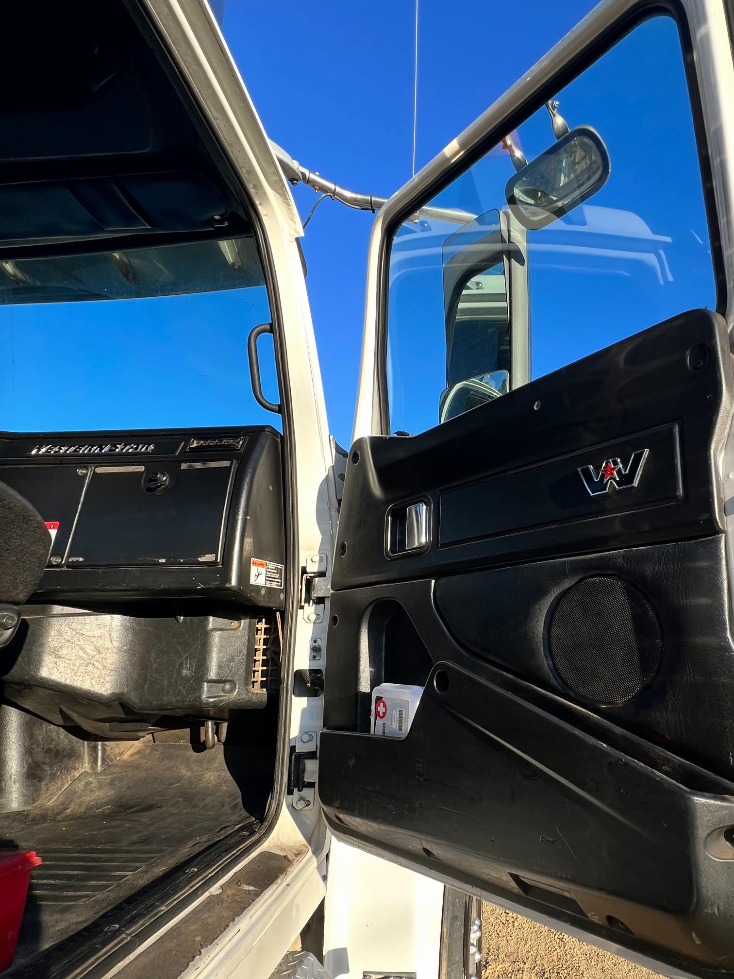 2019 WESTERN STAR W4900 - Image 30