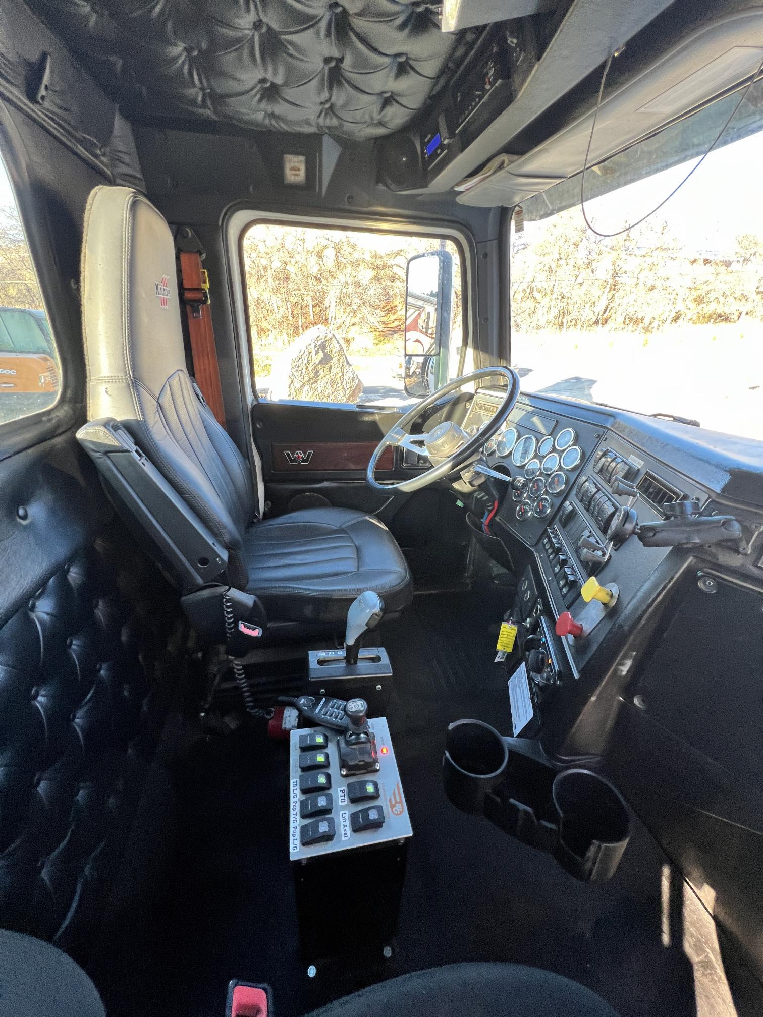 2019 WESTERN STAR W4900 - Image 33