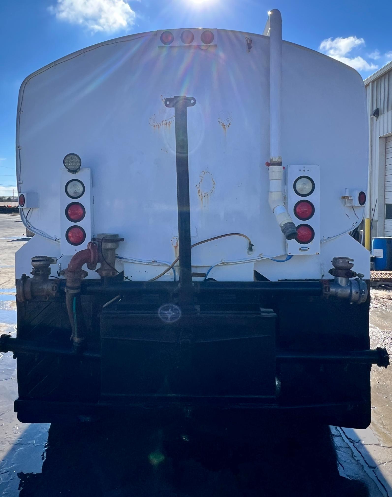 2007 STERLING L7500 Water Truck - Image 10