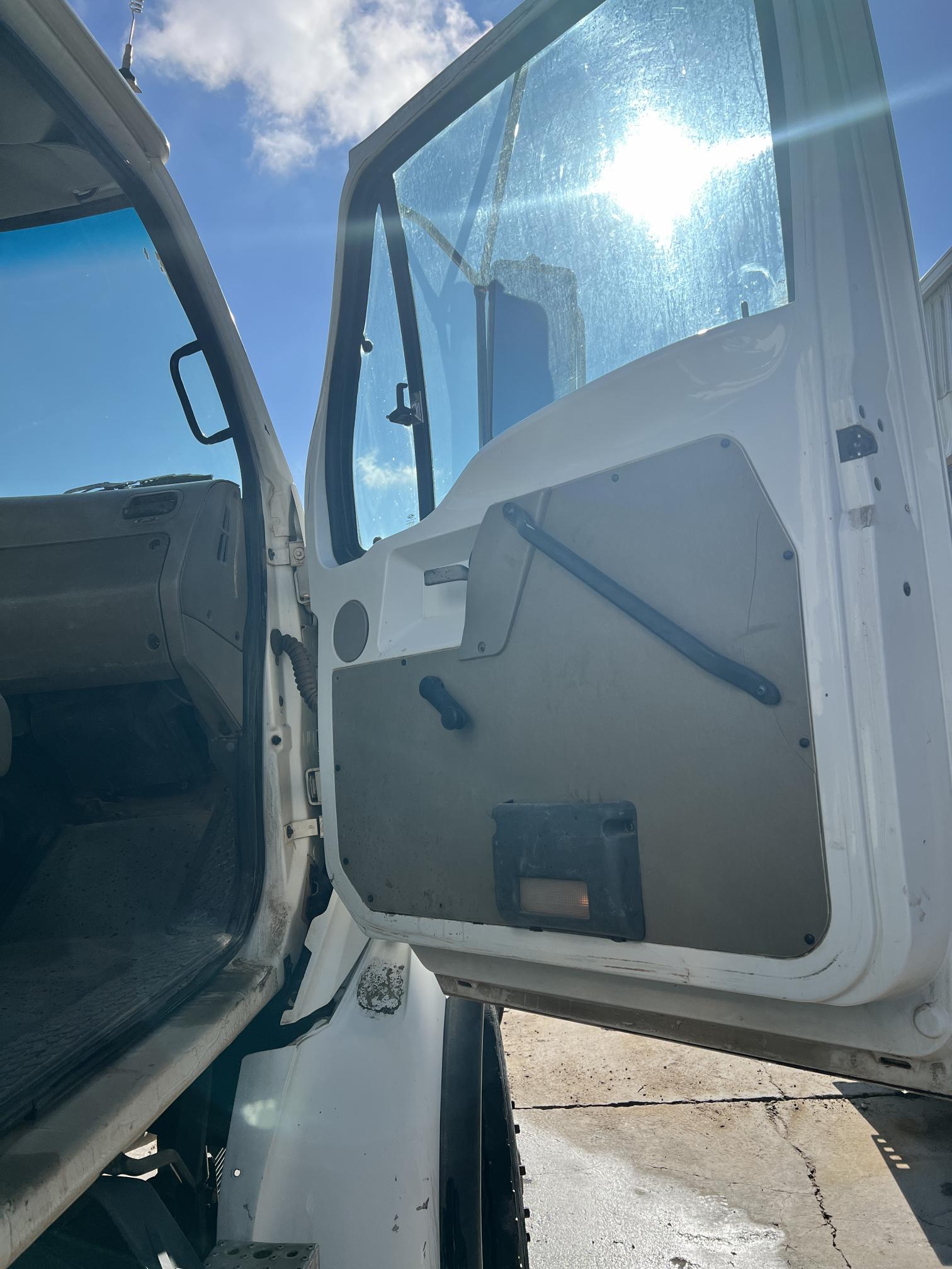 2007 STERLING L7500 Water Truck - Image 35