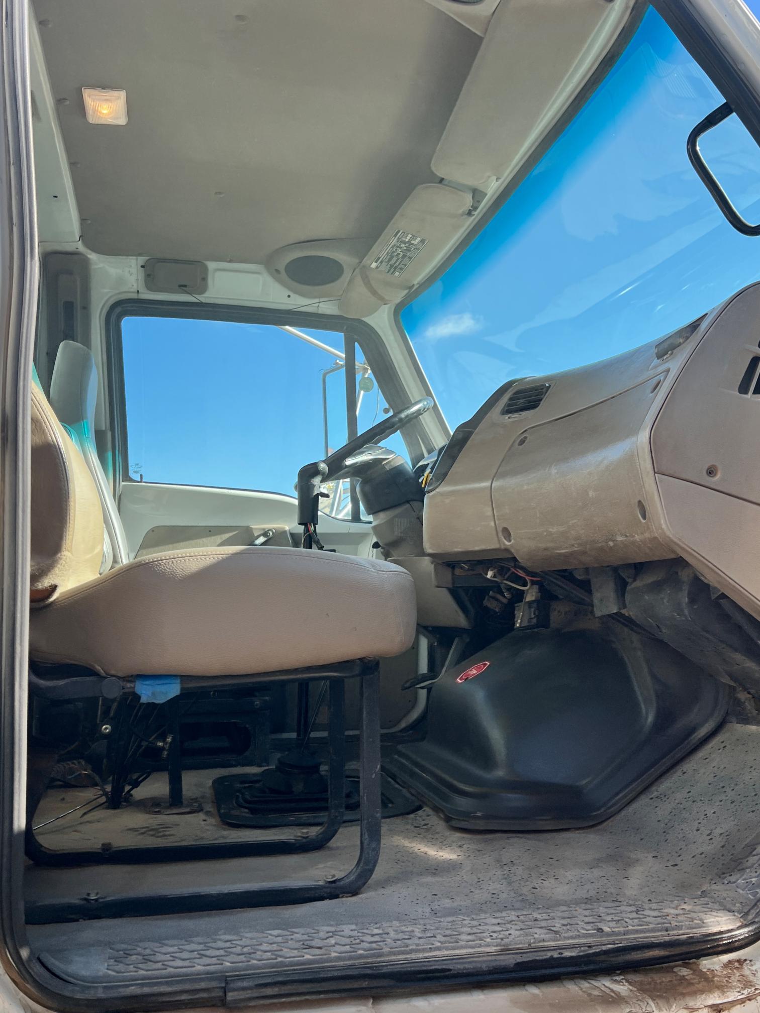 2007 STERLING L7500 Water Truck - Image 36