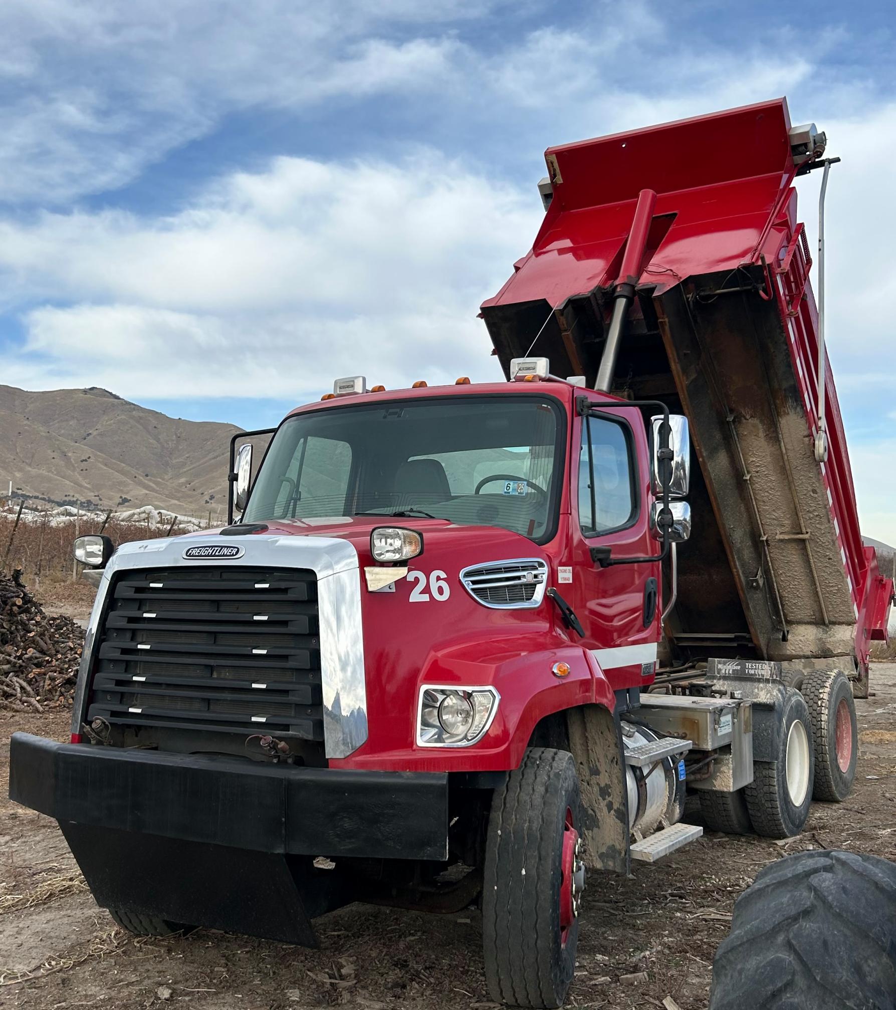 2014 FREIGHTLINER 108 SD Dump Truck - Image 2