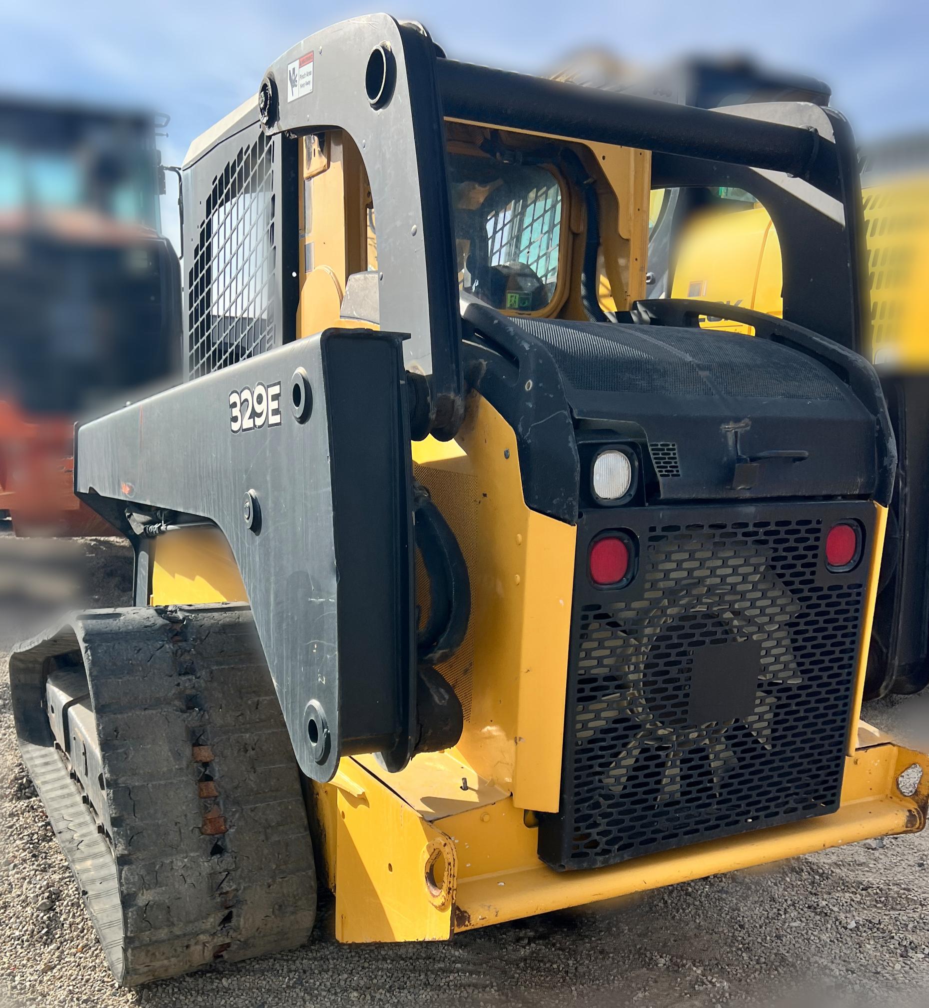 2014 JOHN DEERE 329E - Image 4