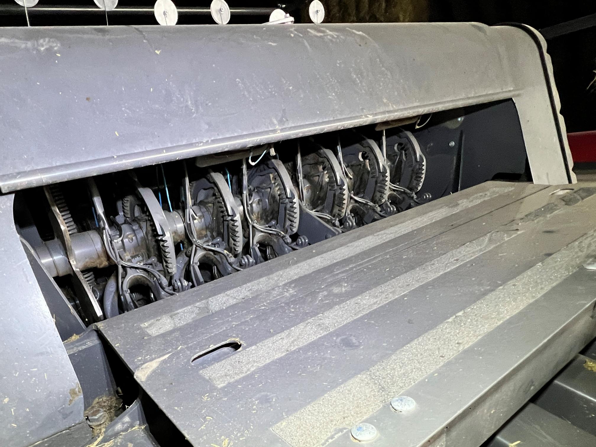 2018 MASSEY FERGUSON 2270 Hesston - Image 28