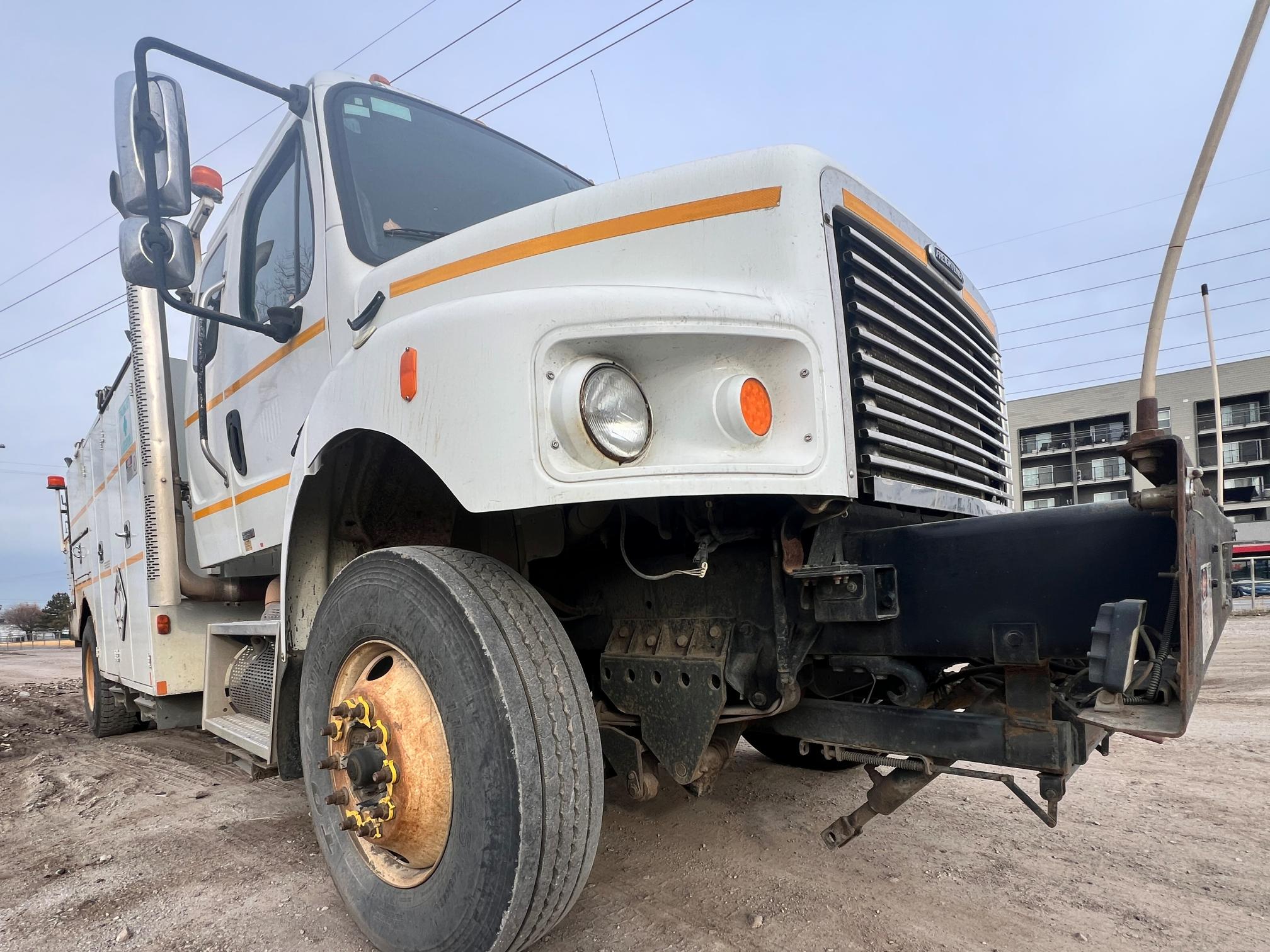 2010 FREIGHTLINER M2 106 - view 2 of 51