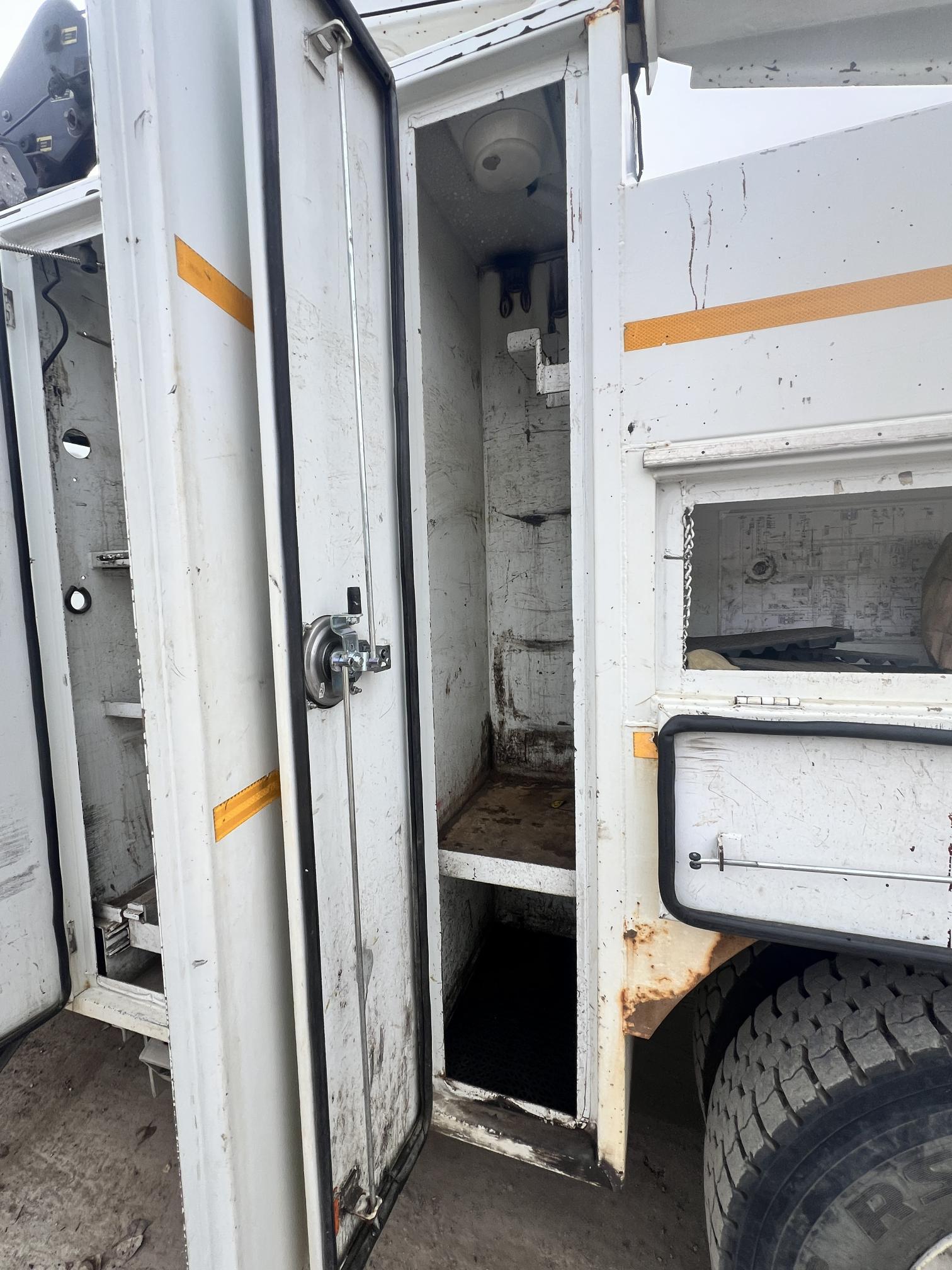 2010 FREIGHTLINER M2 106 - Image 21