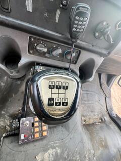 2010 FREIGHTLINER M2 106 - Image 40