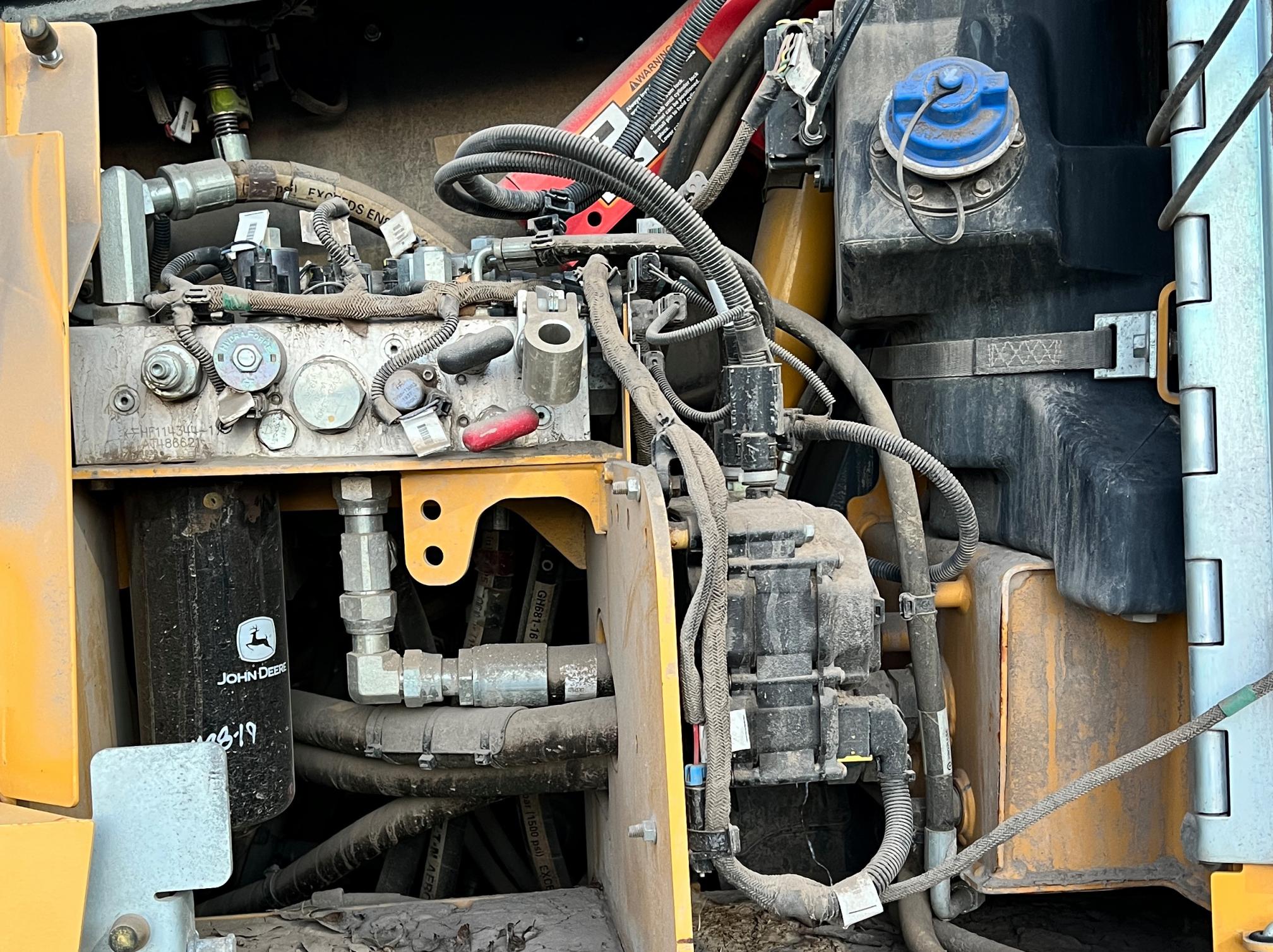 2019 DEERE 750k LGP - Image 57