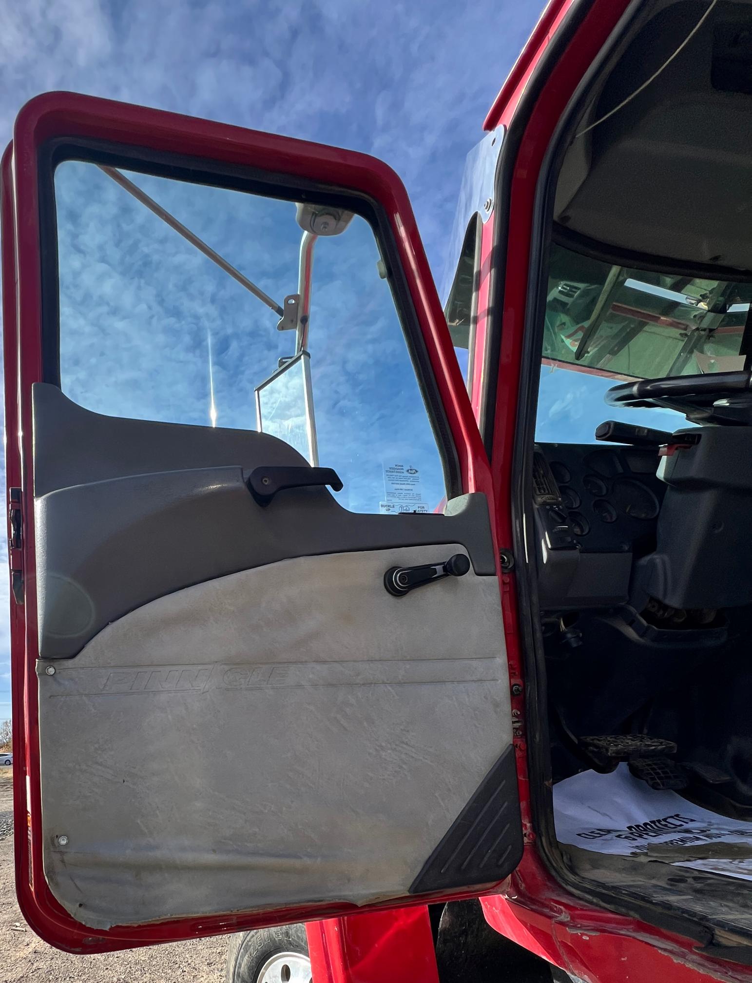 2011 MACK Pinnacle CHU613 - view 10 of 34