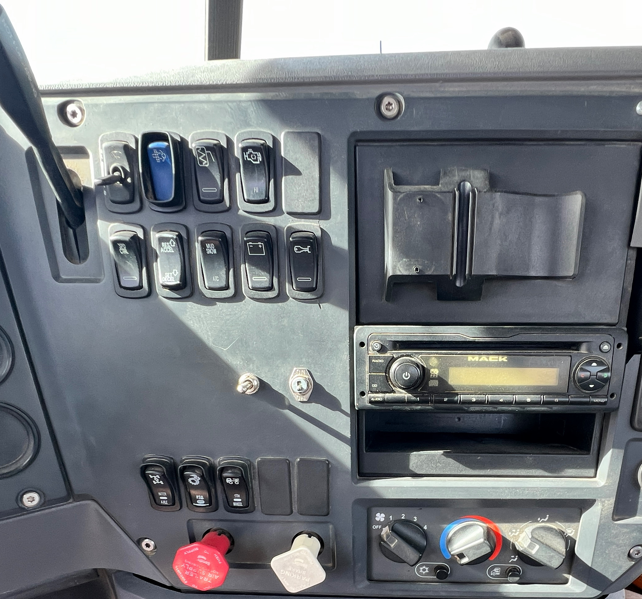 2011 MACK Pinnacle CHU613 - Image 16