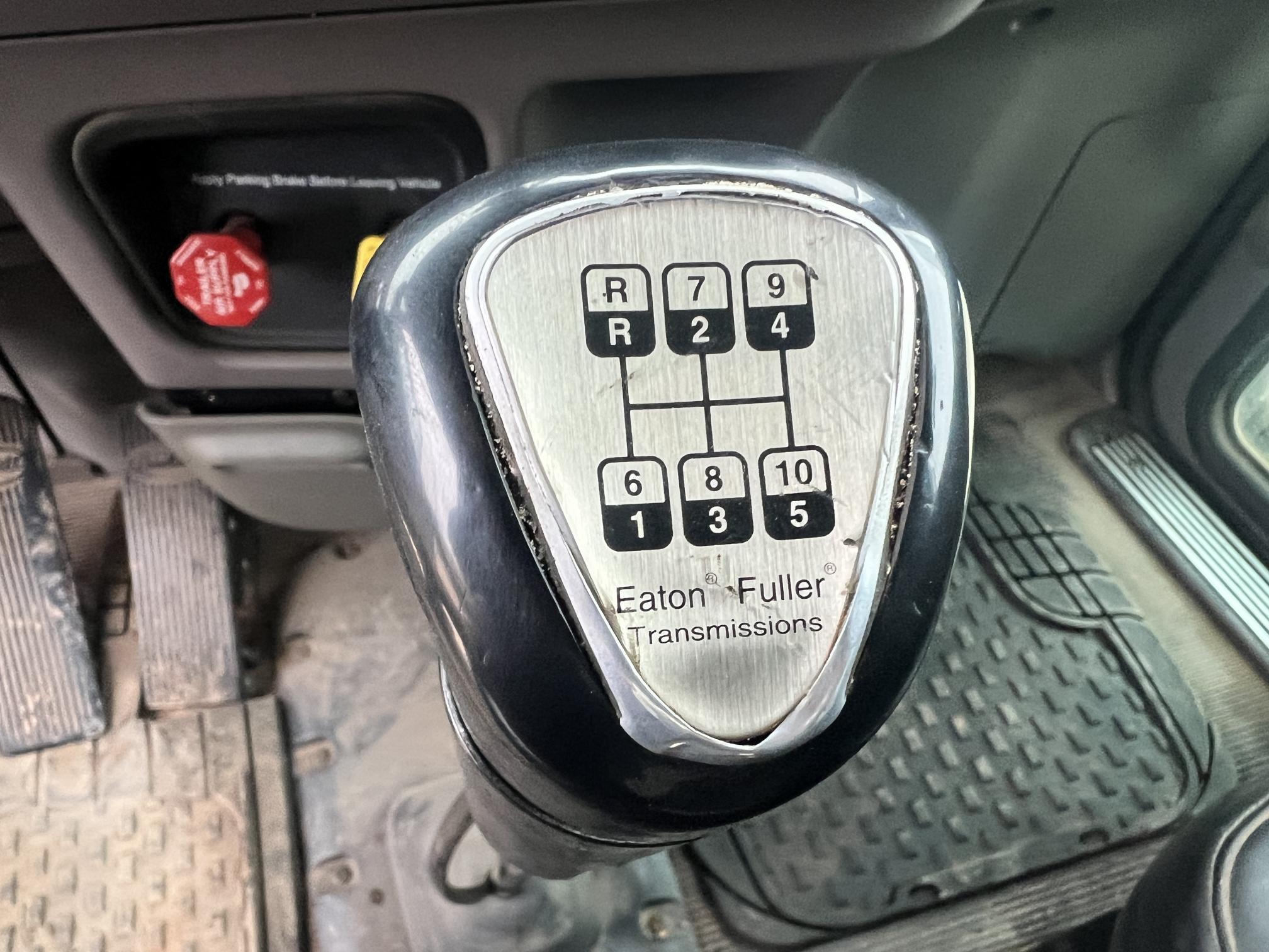 2010 PETERBILT 365 - Image 18