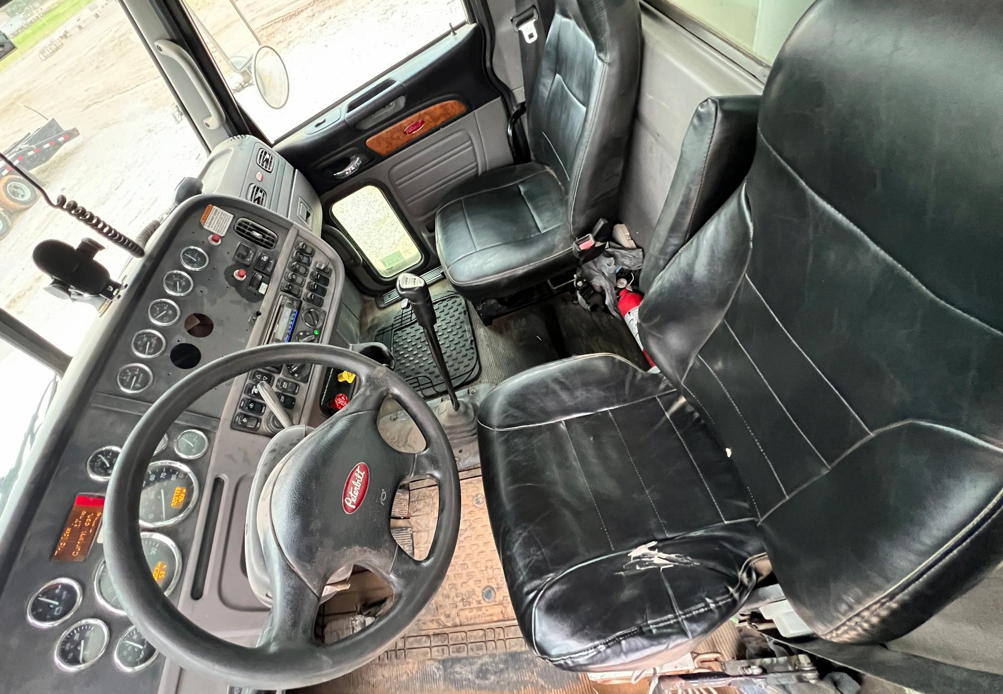 2010 PETERBILT 365 - Image 19