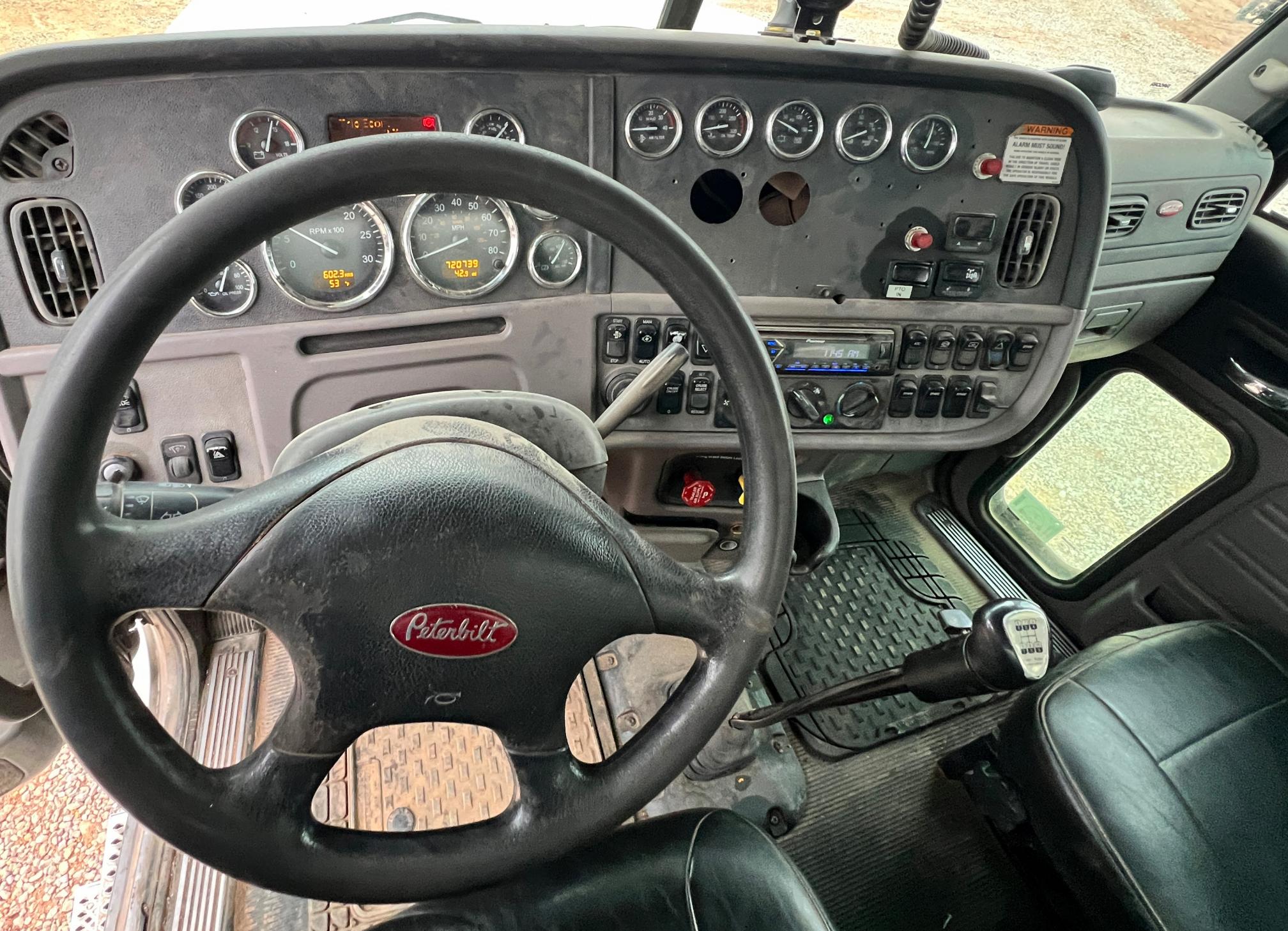 2010 PETERBILT 365 - Image 20