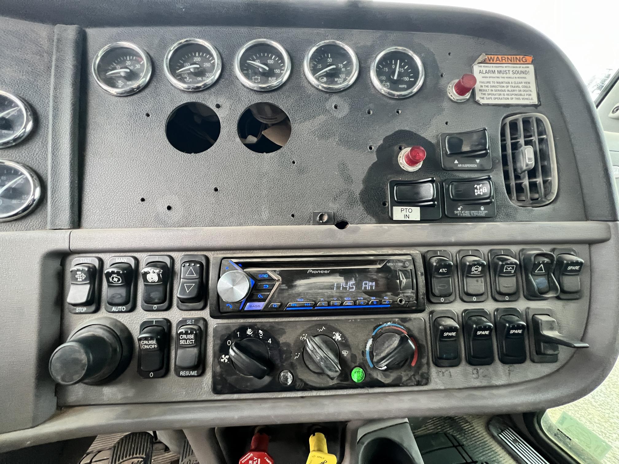 2010 PETERBILT 365 - Image 21