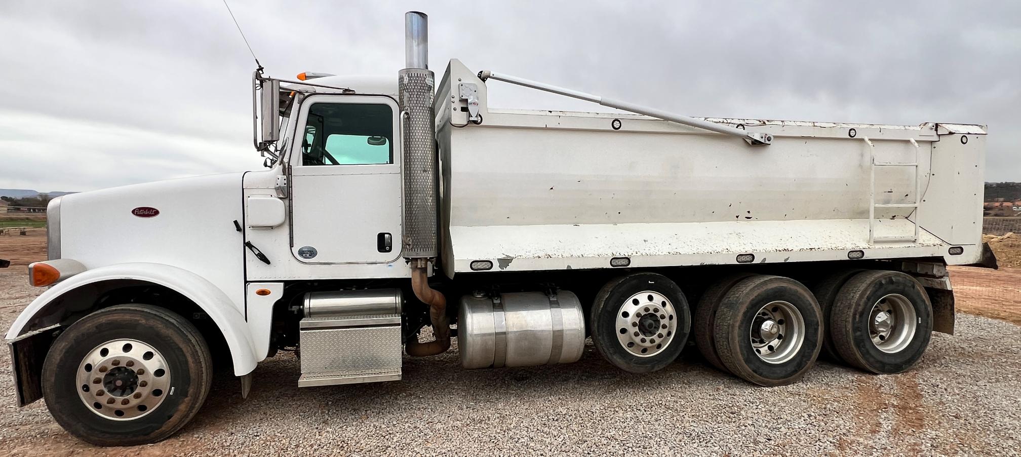 2010 PETERBILT 365 - Image 6