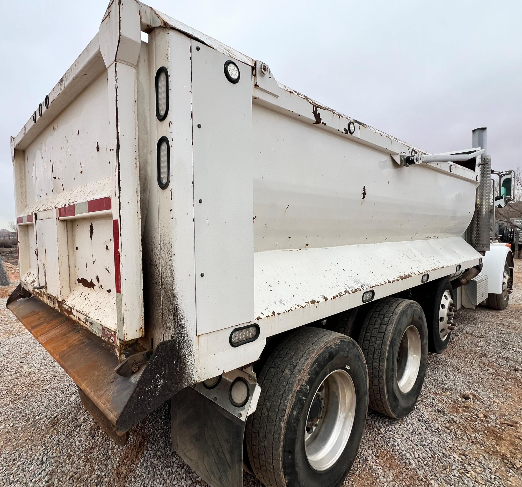 2010 PETERBILT 365 - Image 10