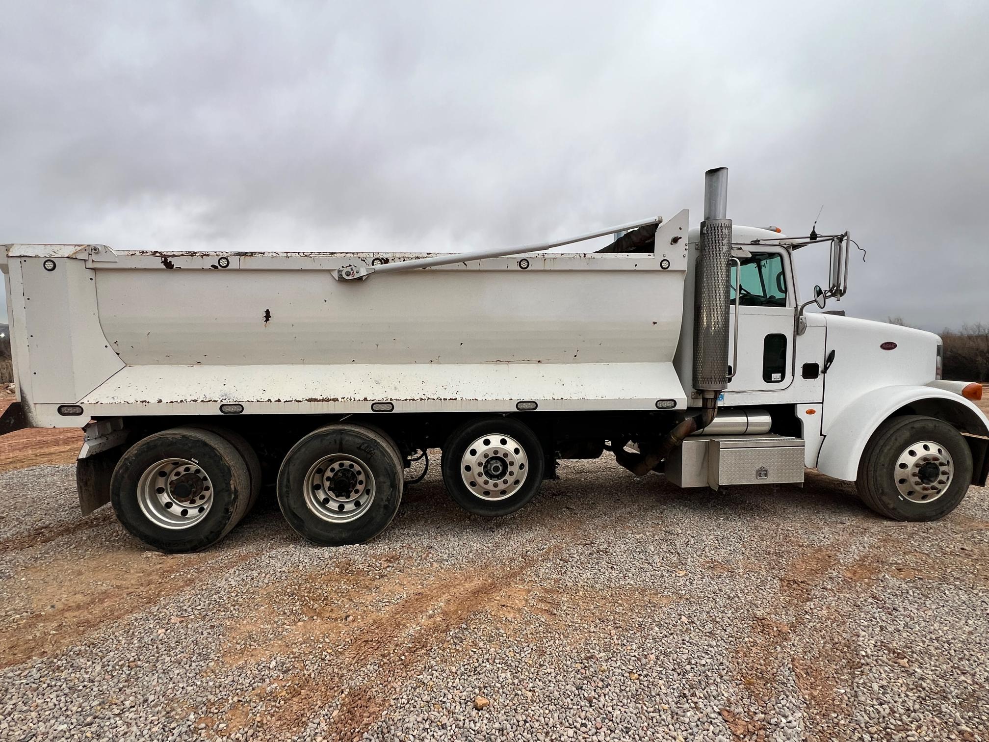 2010 PETERBILT 365 - Image 15