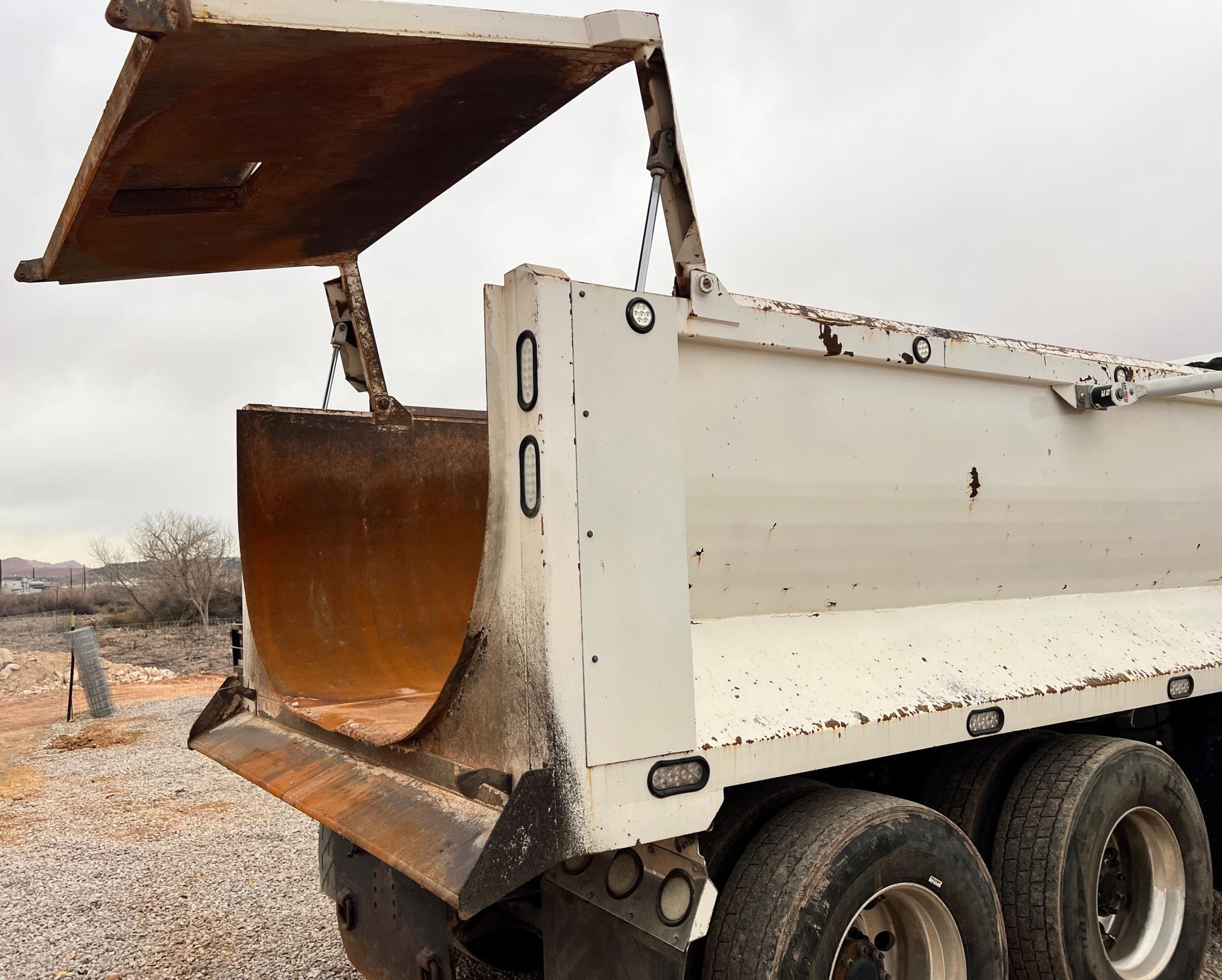 2010 PETERBILT 365 - Image 11