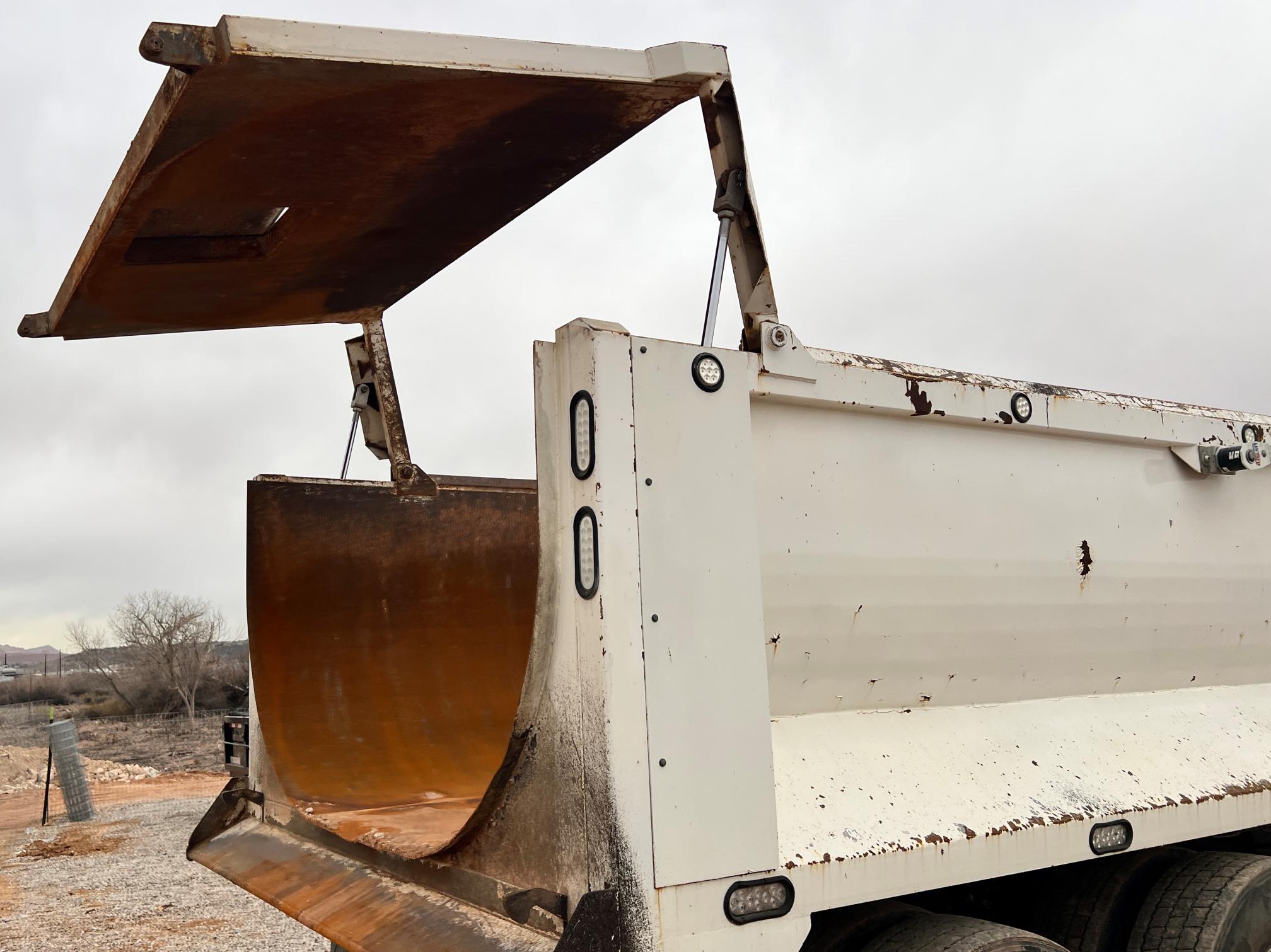 2010 PETERBILT 365 - Image 12