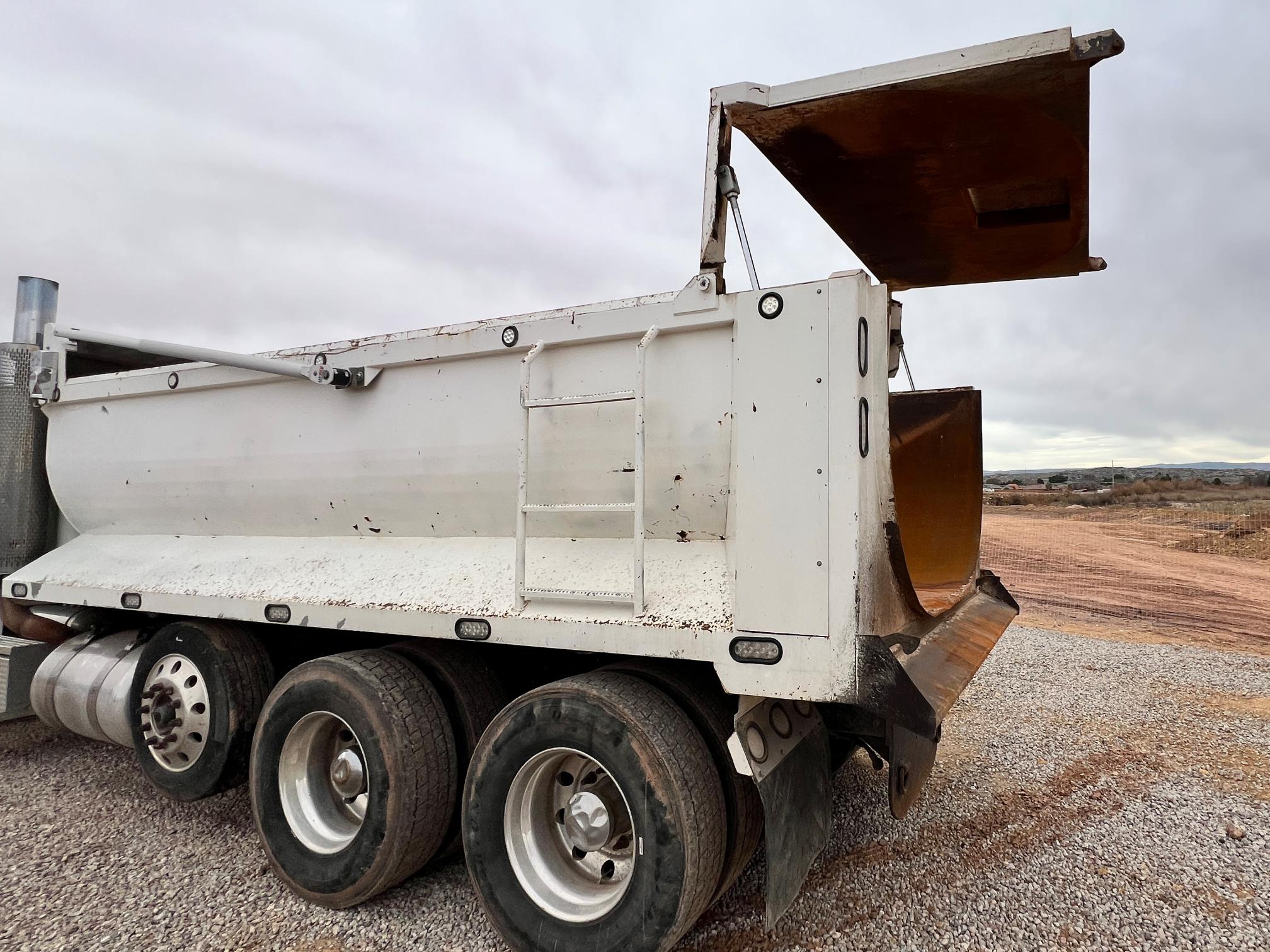 2010 PETERBILT 365 - Image 8