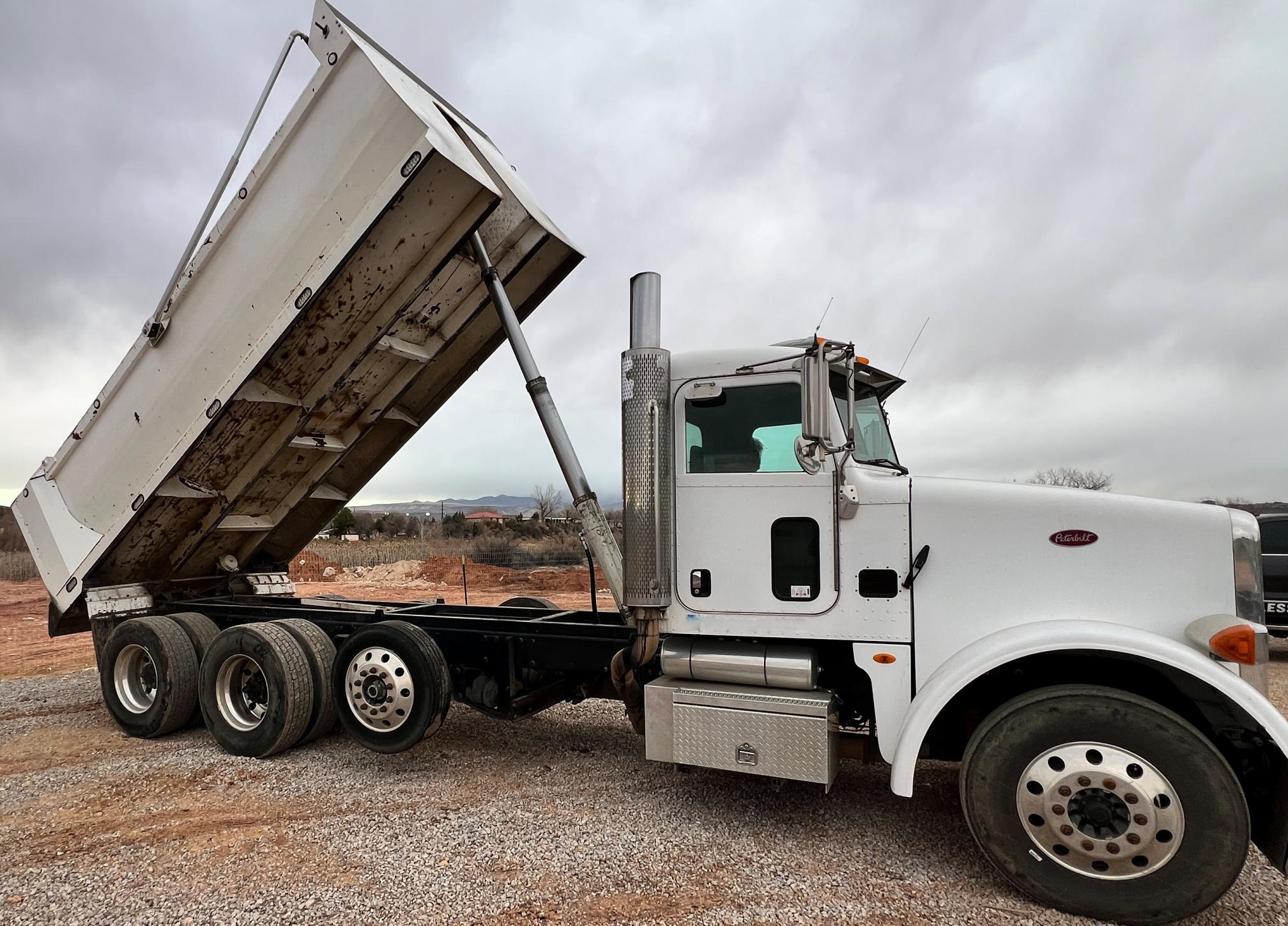 2010 PETERBILT 365 - Image 17