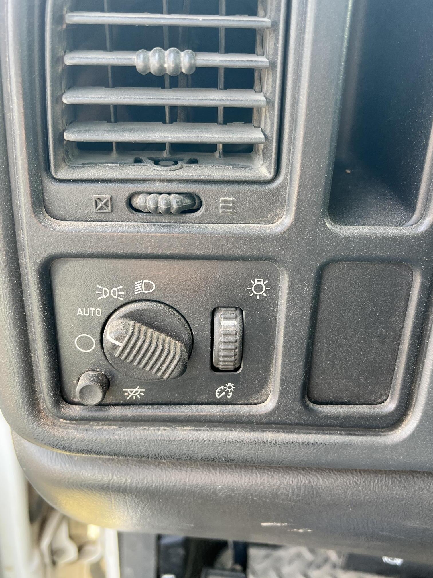 2005 GMC 3500 Sierra 1-Ton - Image 22