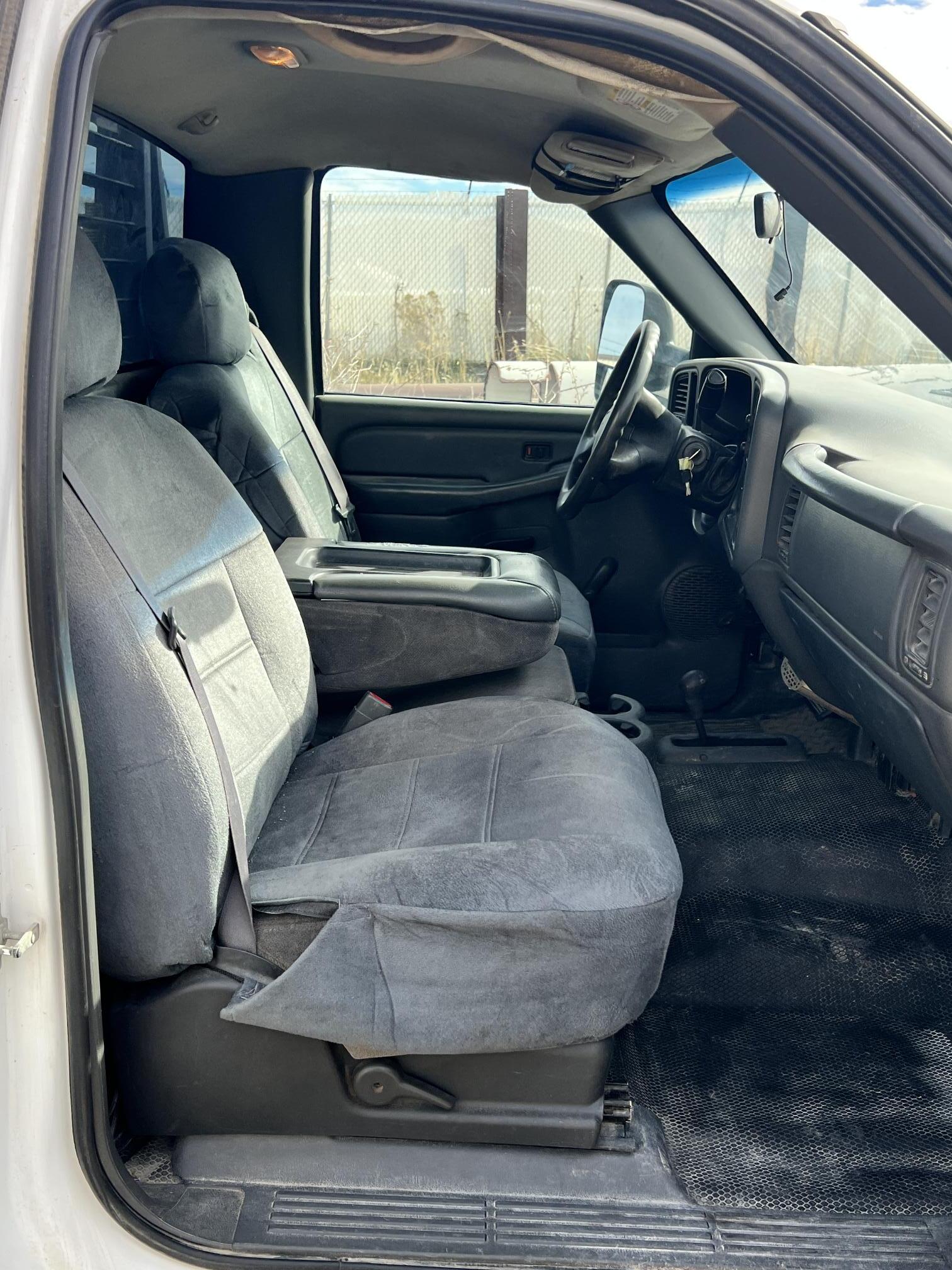 2005 GMC 3500 Sierra 1-Ton - Image 27